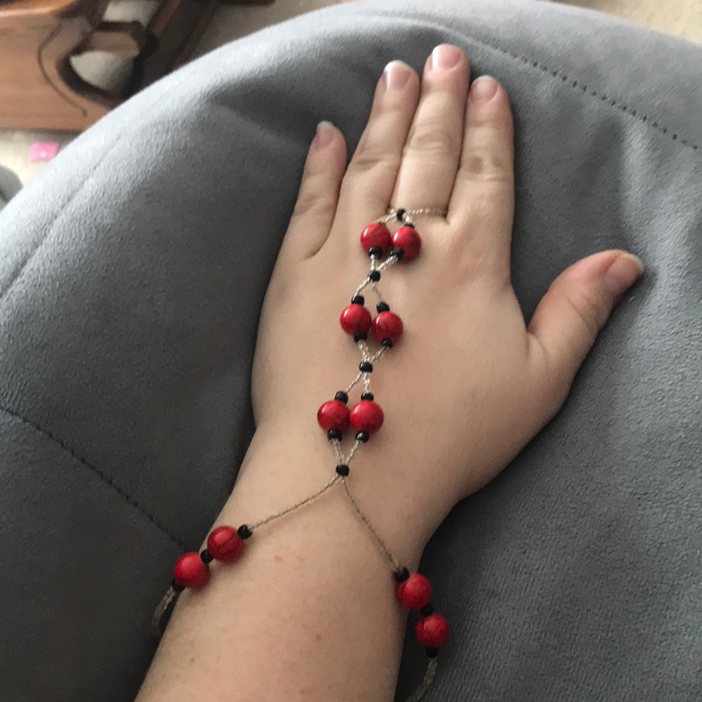 Finger bracelet
